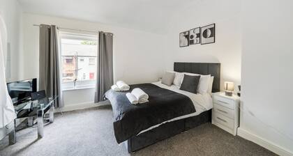 2 Bed House - Sleeps 4 - Garden - Parking - Wifi
