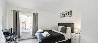2 Bed House - Sleeps 4 - Garden - Parking - Wifi
