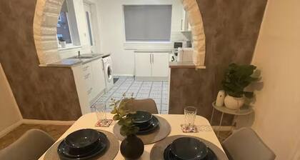 2 Bed House - Sleeps 4 - Garden - Parking - Wifi