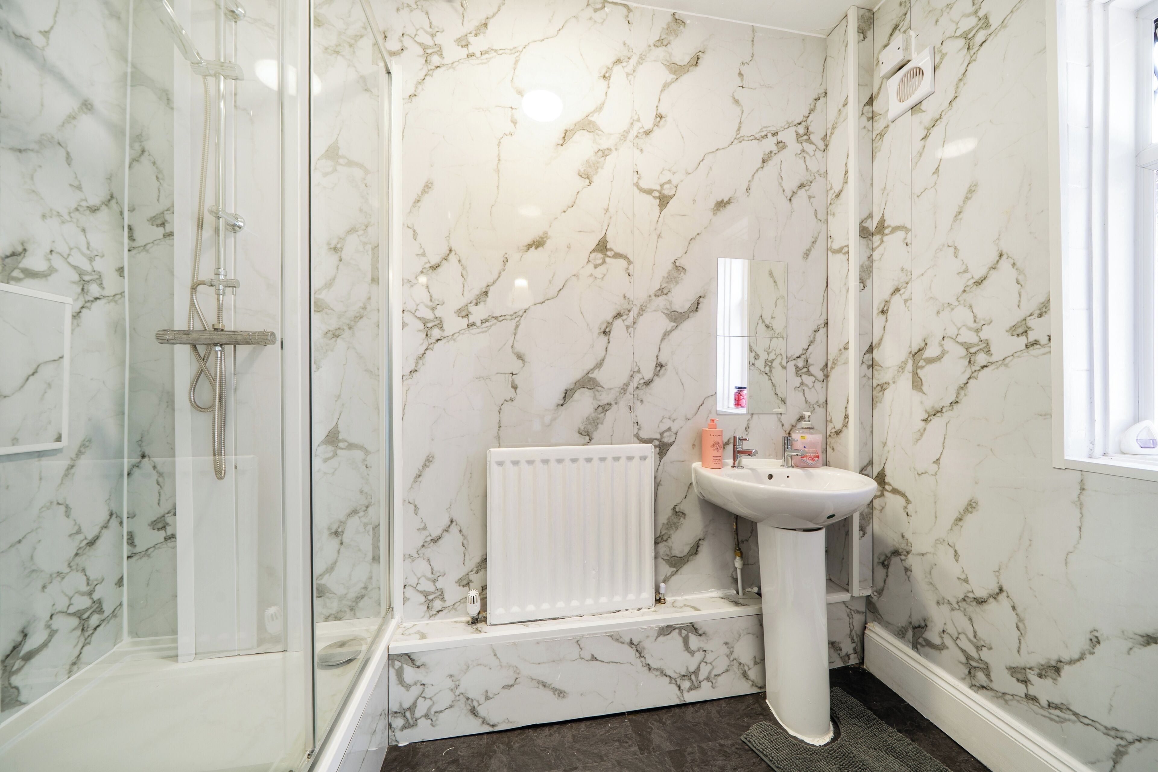 Shower, hair dryer, towels