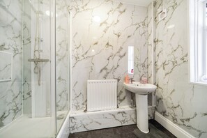 Shower, hair dryer, towels - 2 Bed House - Sleeps 4 - Garden - Parking - Wifi (Peterlee)