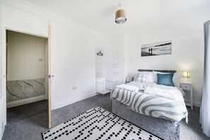 2 bedrooms, iron/ironing board, free WiFi, bed sheets - 2 Bed House - Sleeps 4 - Garden - Parking - Wifi (Peterlee)