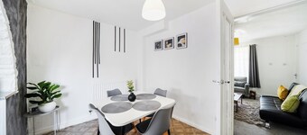 2 Bed House - Sleeps 4 - Garden - Parking - Wifi
