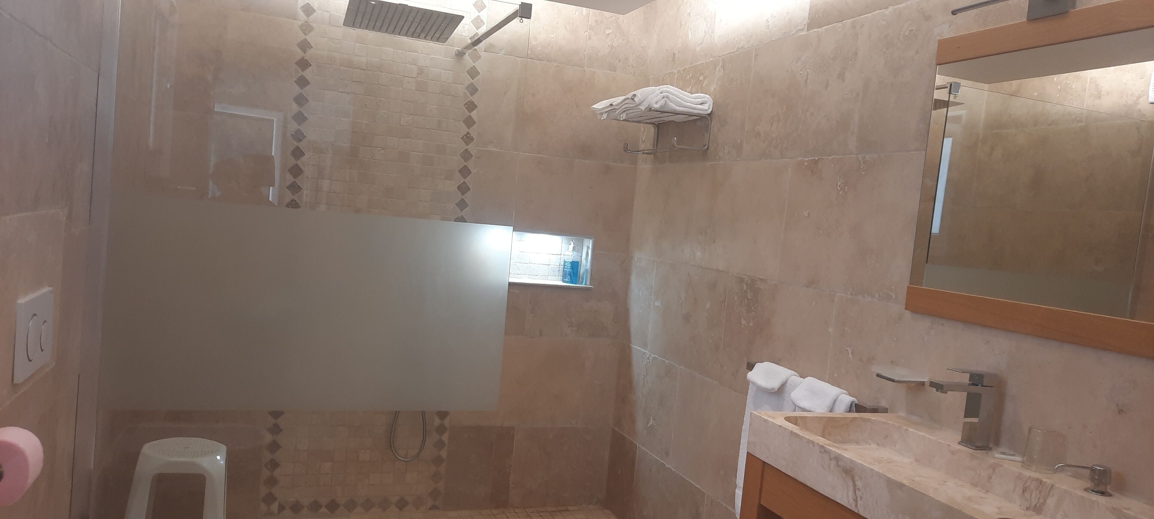 Een douche, een haardroger, handdoeken, zeep