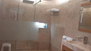 Een douche, een haardroger, handdoeken, zeep