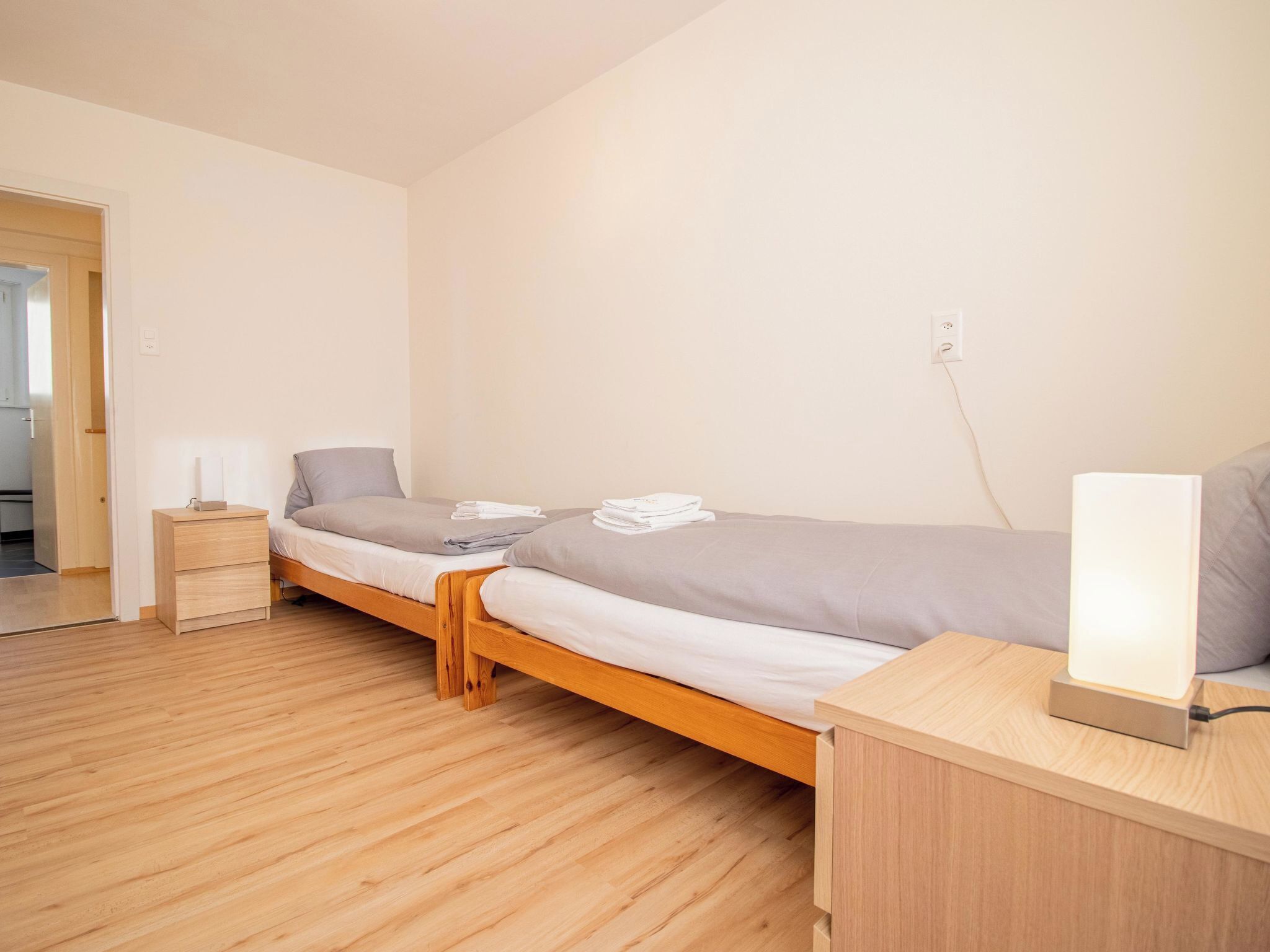 Ein Schlafzimmer mit einem hölzernen Bett, einem Nachttisch und einem Beistelltisch.