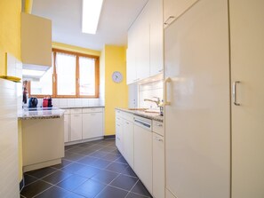 Kühlschrank, Ofen, Geschirrspüler, Kochgeschirr/Geschirr/Besteck