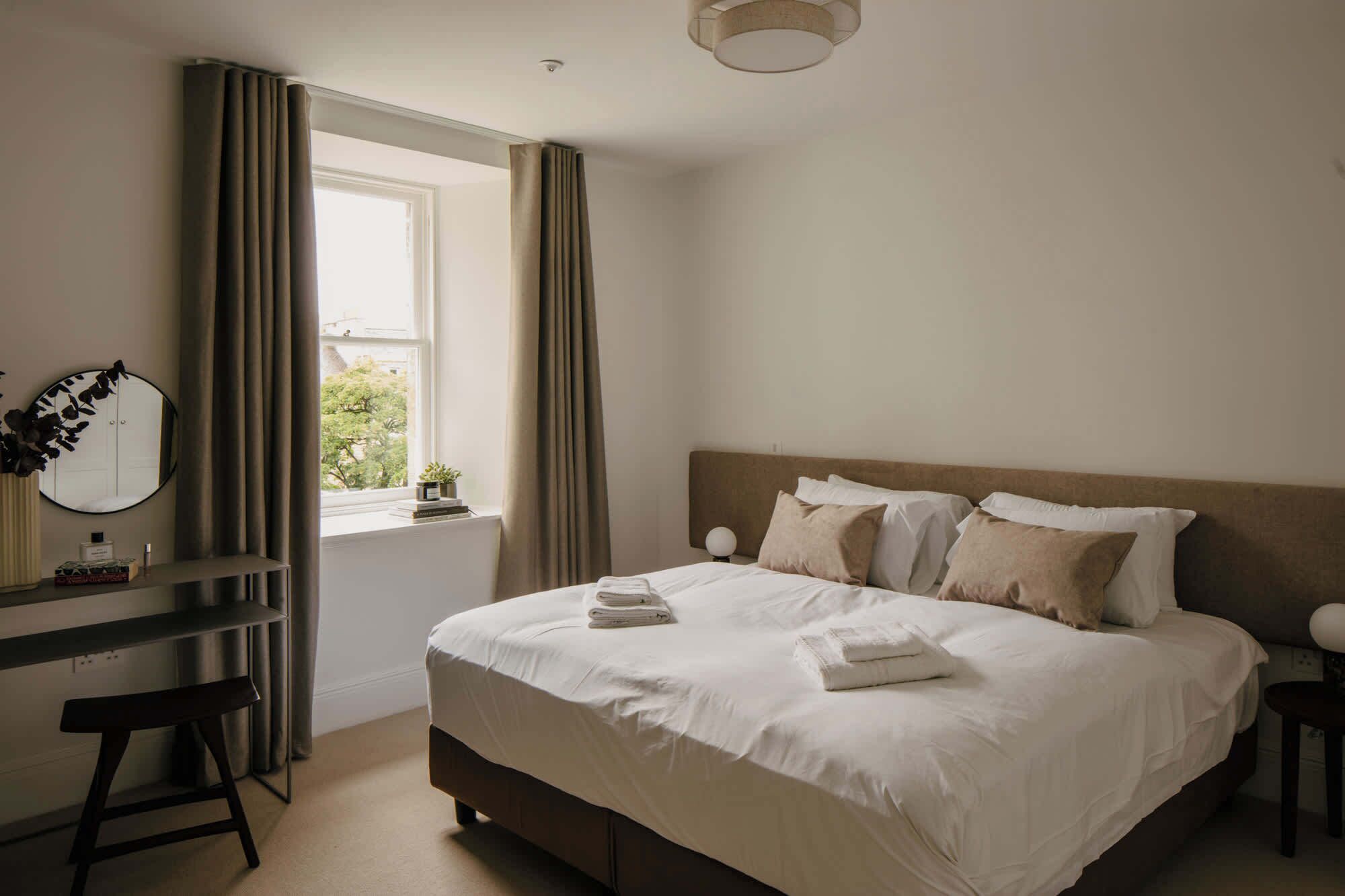 2 bedrooms, desk, iron/ironing board, WiFi