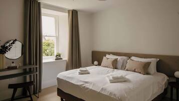 2 bedrooms, desk, iron/ironing board, WiFi