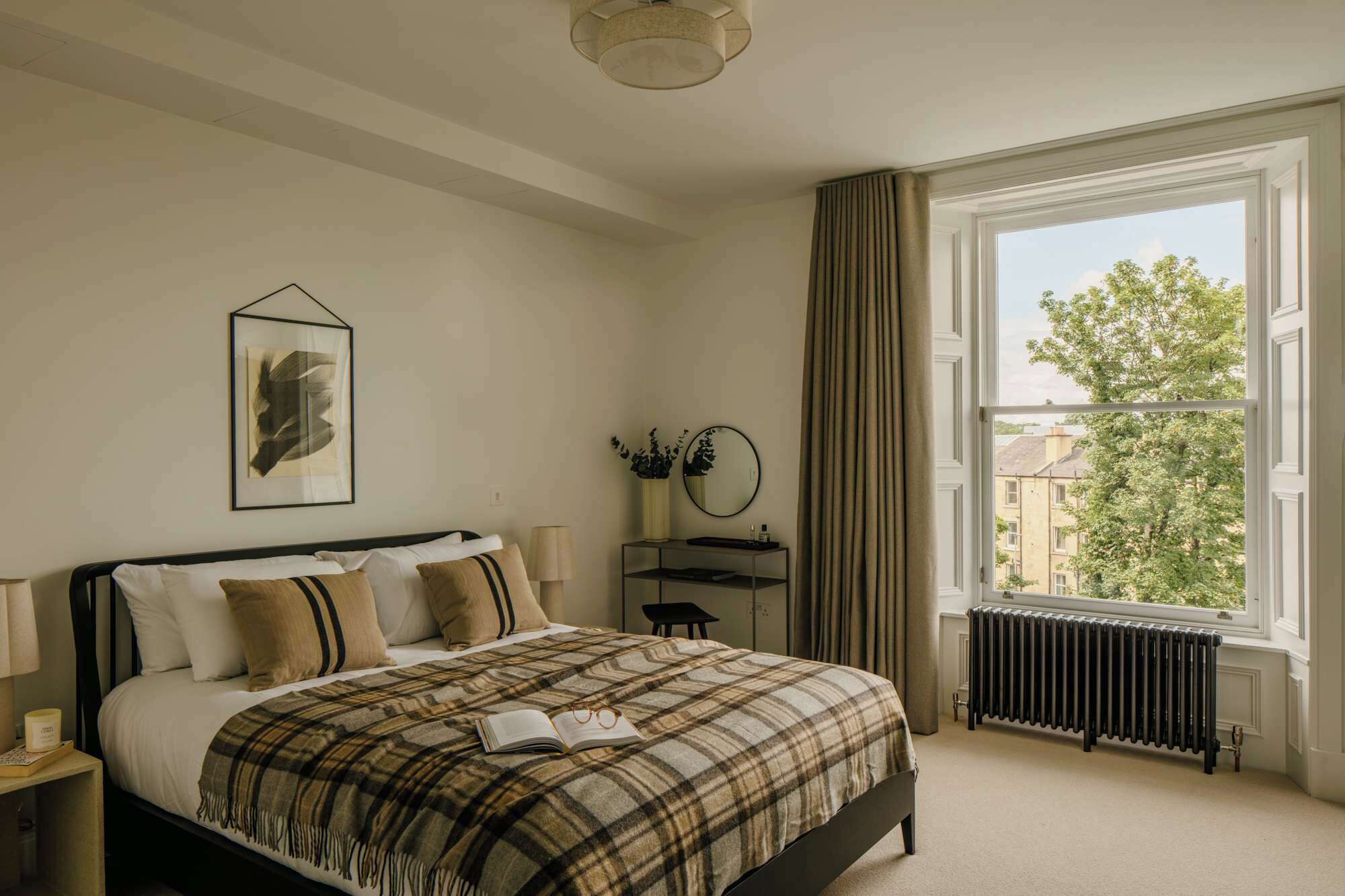 Desk, iron/ironing board, WiFi, bed sheets