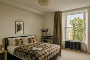 Desk, iron/ironing board, WiFi, bed sheets - Charming Apartment in Claremont Residences (Edinburgh)