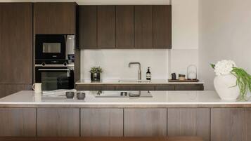 Coffee/tea maker, fridge, microwave, oven
