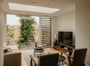 TV, offices - Stylish Apartment in Claremont Residences (Edinburgh)