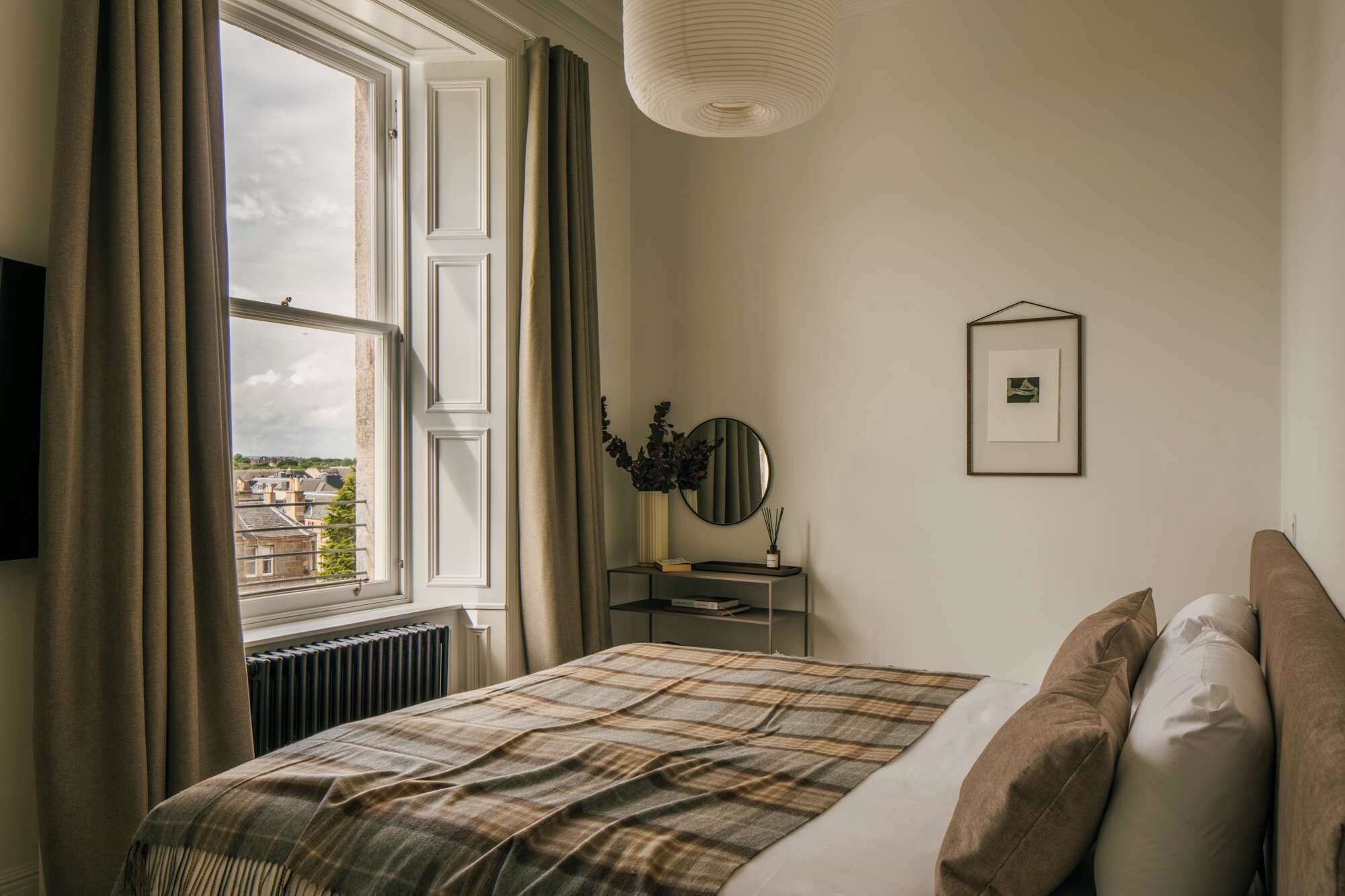 Desk, iron/ironing board, WiFi, bed sheets