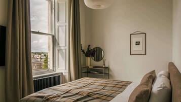 Desk, iron/ironing board, WiFi, bed sheets
