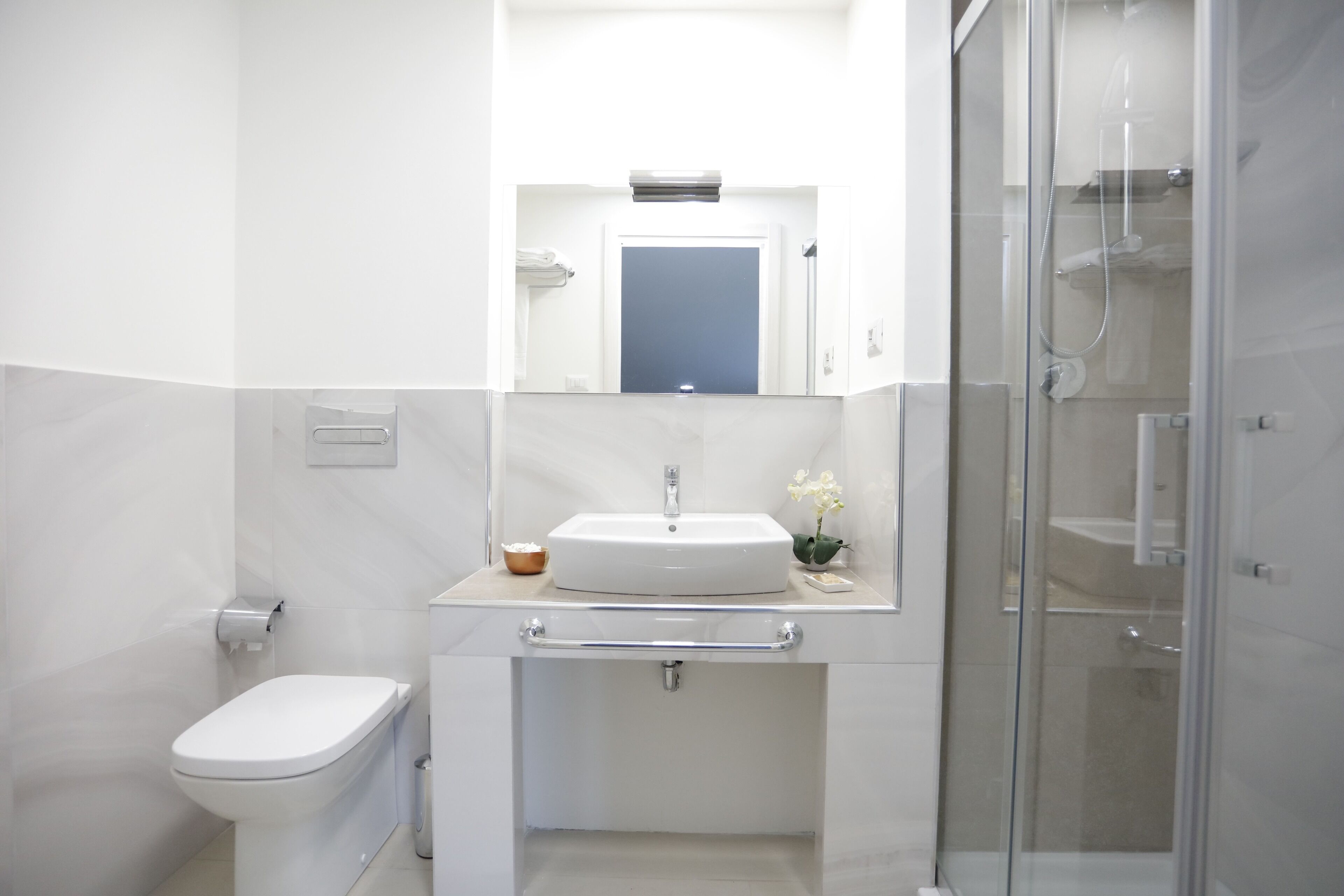 Luxe appartement | Badkamer | Een douche, gratis toiletartikelen, een haardroger, handdoeken