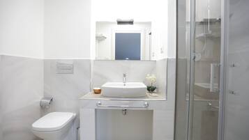 Luxe appartement | Badkamer | Een douche, gratis toiletartikelen, een haardroger, handdoeken