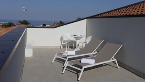 A rooftop terrace with two sun loungers, a small table, and two chairs. - Path House by Wonderful Italy (Riposto)