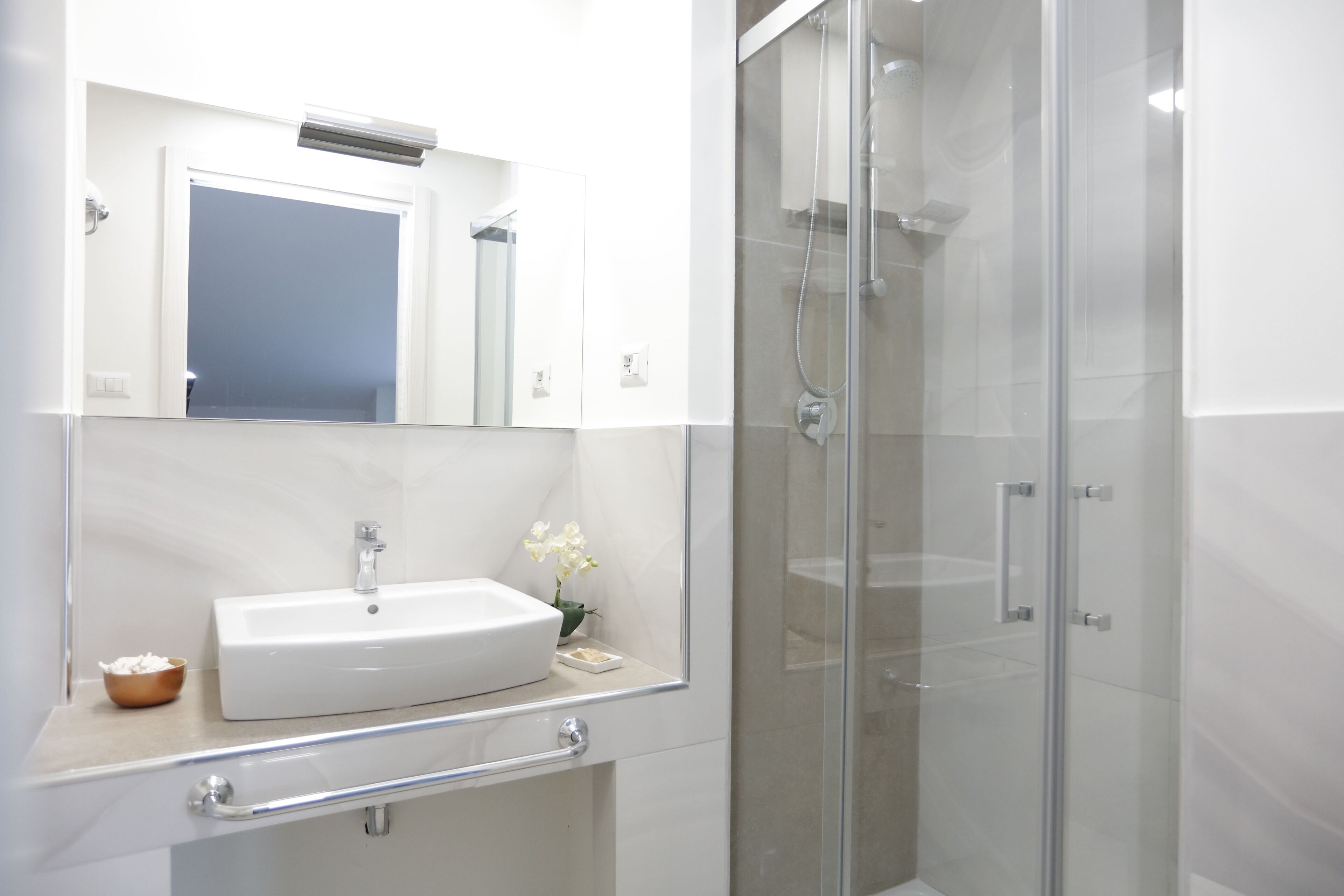 Apartamento superluxo | Banheiro | Chuveiro, produtos de toalete grátis, secador de cabelo 
