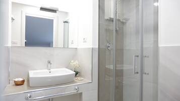 Apartamento superluxo | Banheiro | Chuveiro, produtos de toalete grátis, secador de cabelo