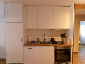 Kühlschrank, Ofen, Geschirrspüler, Kochgeschirr/Geschirr/Besteck
