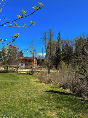 Property grounds - Loft with exposed roof timbers, Bavarian Forest (Jandelsbrunn-Rohrhof)