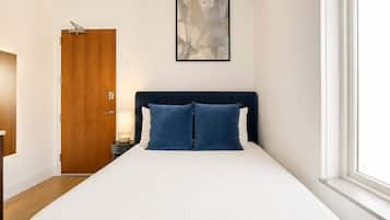 Desk, iron/ironing board, WiFi, bed sheets