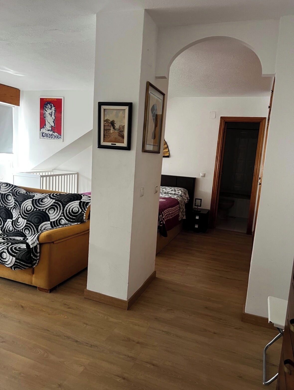 Tabla de planchar con plancha, wifi, ropa de cama