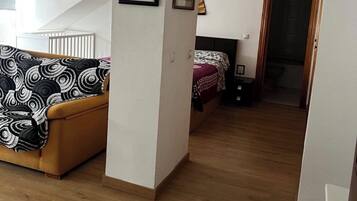 Tabla de planchar con plancha, wifi, ropa de cama