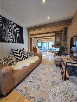 Living area - Chalet Beaufort - entire property and hot tub (Les Belleville)