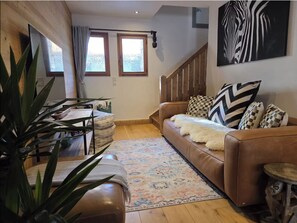 Living area - Chalet Beaufort - entire property and hot tub (Les Belleville)