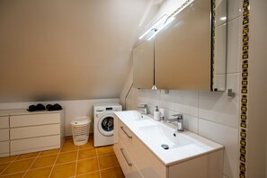 Een haardroger, handdoeken, zeep, toiletpapier