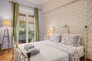 1 bedroom, iron/ironing board, WiFi, bed sheets - Apartment 'The House Of Lavender' with Wi-Fi and Air Conditioning (Athens)