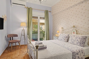 1 bedroom, iron/ironing board, WiFi, bed sheets - Apartment 'The House Of Lavender' with Wi-Fi and Air Conditioning (Athens)
