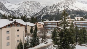 A snow-covered mountain landscape with buildings in the foreground. - Alexandra 120 by Arosa Vacations Appartement/Fewo, Dusche und Bad, WC, 2-Bettwoh by Interhome (Arosa)