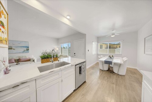 One Lux Stay Coastal 2BR Retreat Near the Beach