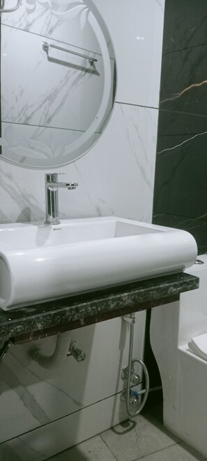 Habitación cuádruple Deluxe, balcón | Baño | Toallas, jabón, shampoo, papel de baño 
