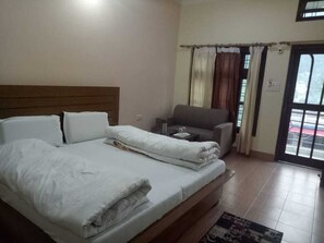 Deluxe Double Room, Balcony, Mountain View | Meja, Wi-fi percuma 