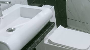 Chambre Quadruple Deluxe, balcon | Salle de bain | Serviettes fournies, savon, shampoing, papier toilette