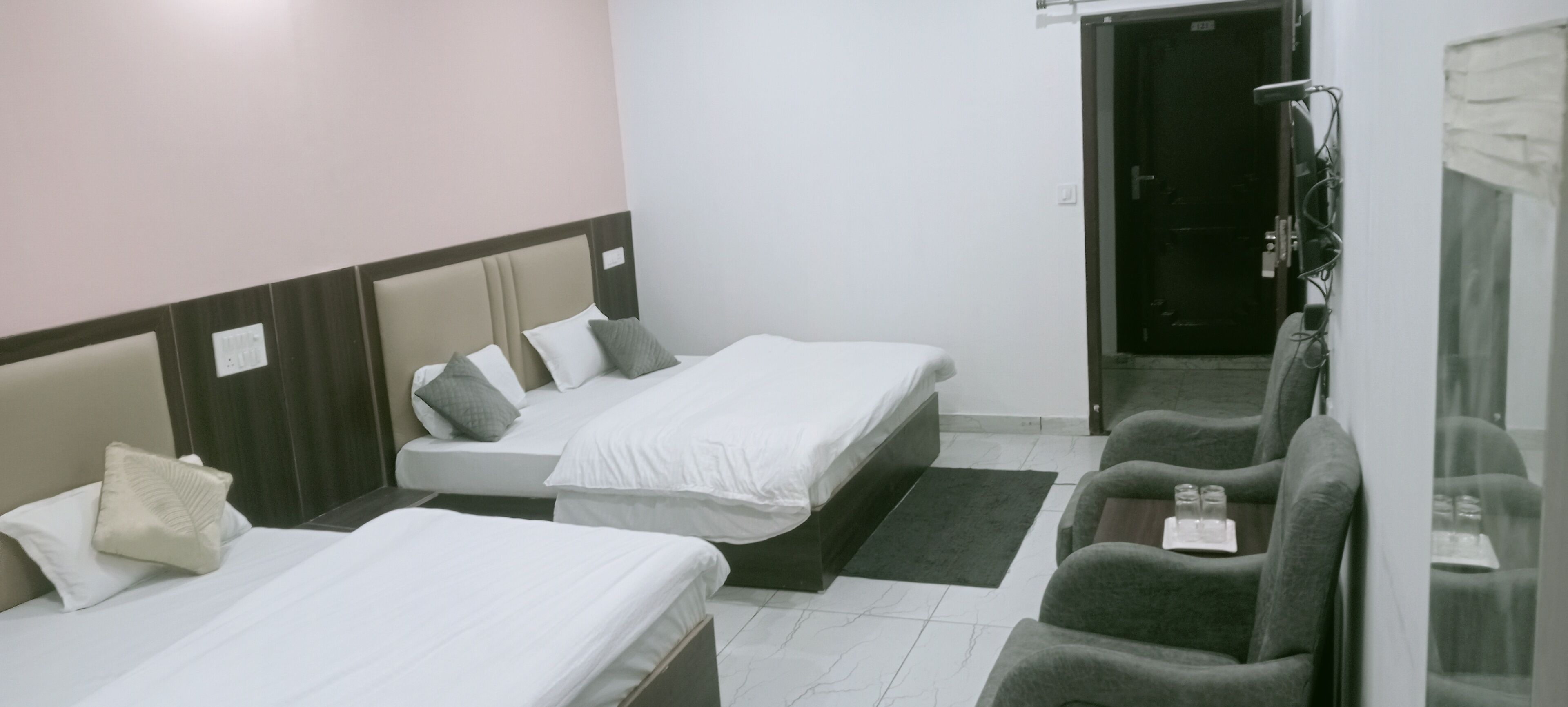 Habitación cuádruple Deluxe, balcón | Escritorio y wifi gratis 