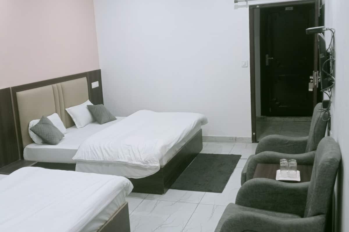Habitación cuádruple Deluxe, balcón | Escritorio, wifi gratis, ropa de cama