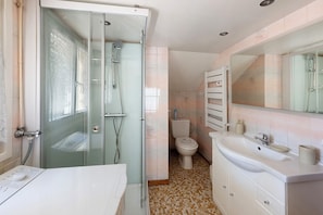 Ducha, secador de pelo y toallas