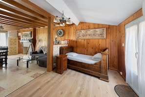 Tabla de planchar con plancha, wifi, ropa de cama
