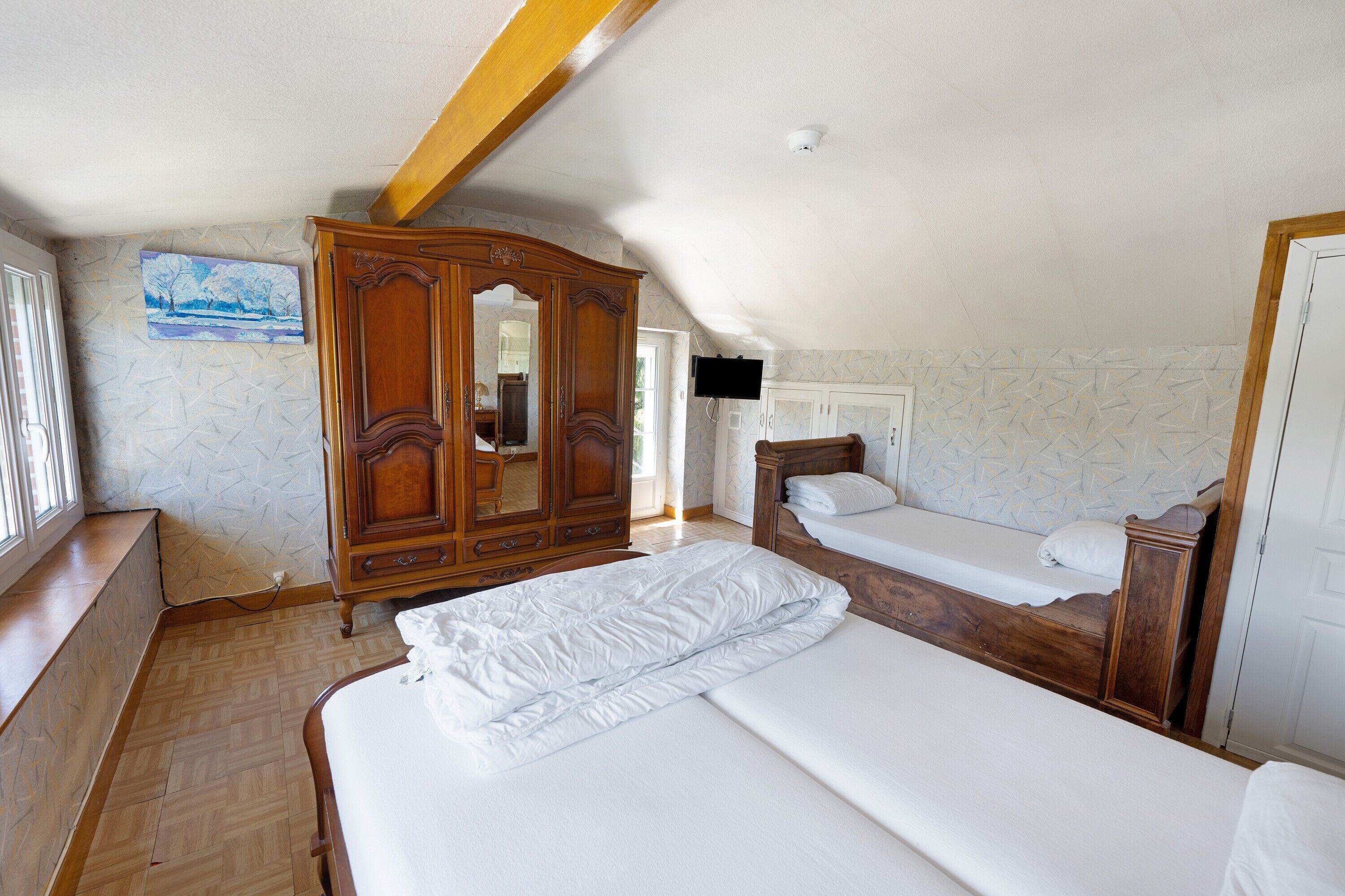 Iron/ironing board, WiFi, bed sheets