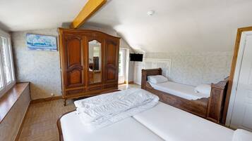 Iron/ironing board, WiFi, bed sheets