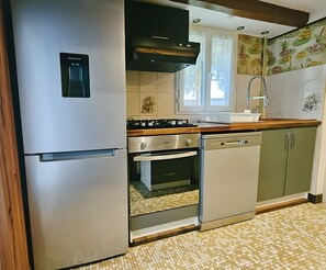 Fridge, microwave, oven, stovetop - Puisaye Country Cottage in the Countryside (Breteau)