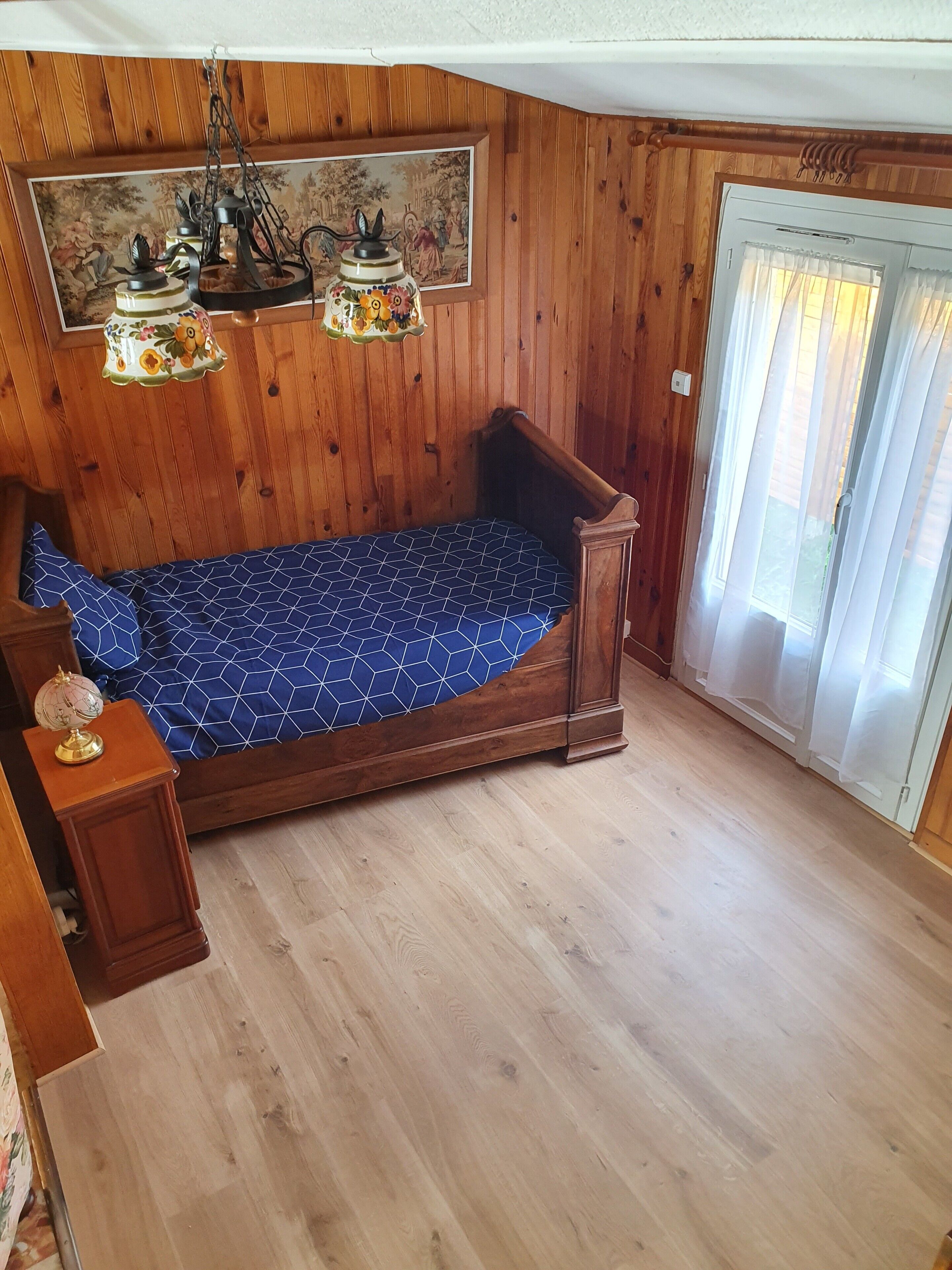 Een strijkplank/strijkijzer, wifi, beddengoed