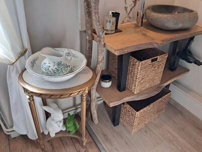 Bed and Breakfast 'La Chambre JP À "Parenthèse"' with Mountain View, Shared Garden and Wi-Fi