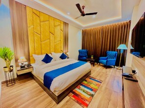 Desk, laptop workspace, free WiFi - Ganges Blossom Hotel (Haridwar)