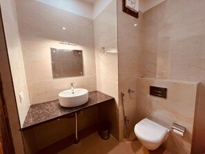 Hair dryer, towels, soap, shampoo - Ganges Blossom Hotel (Haridwar)